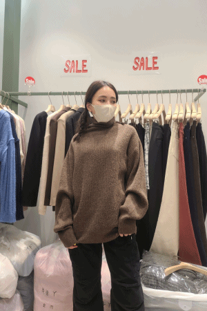 (限量商品)高領坑條上衣