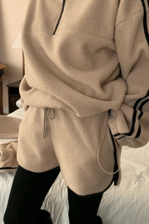 腰抽繩皮革滾邊羔毛短褲