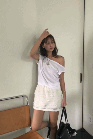 爆涼素面寬領上衣