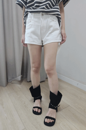 滾邊鉚釘牛仔短褲