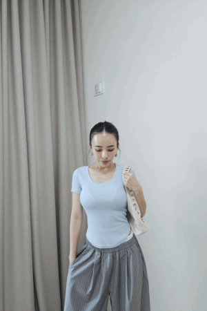 下擺圓弧U領坑條上衣