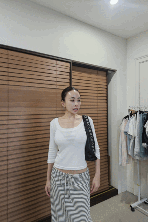 後鐵牌U領六分袖上衣