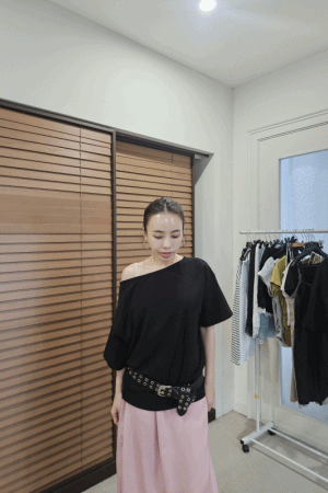 螺紋滾邊斜肩素色上衣