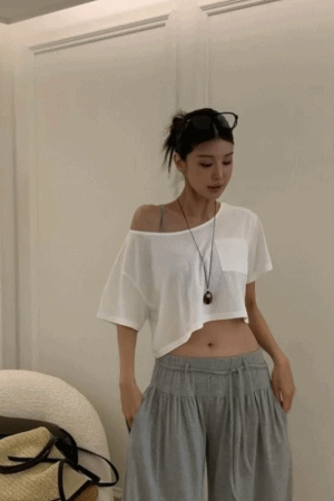 短版柔軟寬領上衣