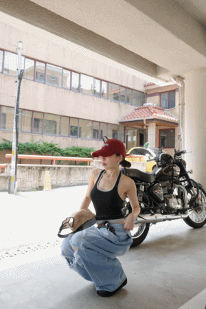 掛脖滾邊鉚釘拼色背心(闆娘.花花清單)