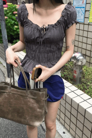 荷葉滾邊繞脖抓皺平口上衣