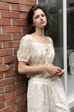排扣雕花蕾絲上衣