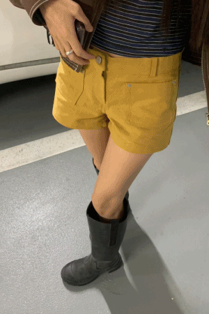 蠟筆色方口袋鉚釘短褲