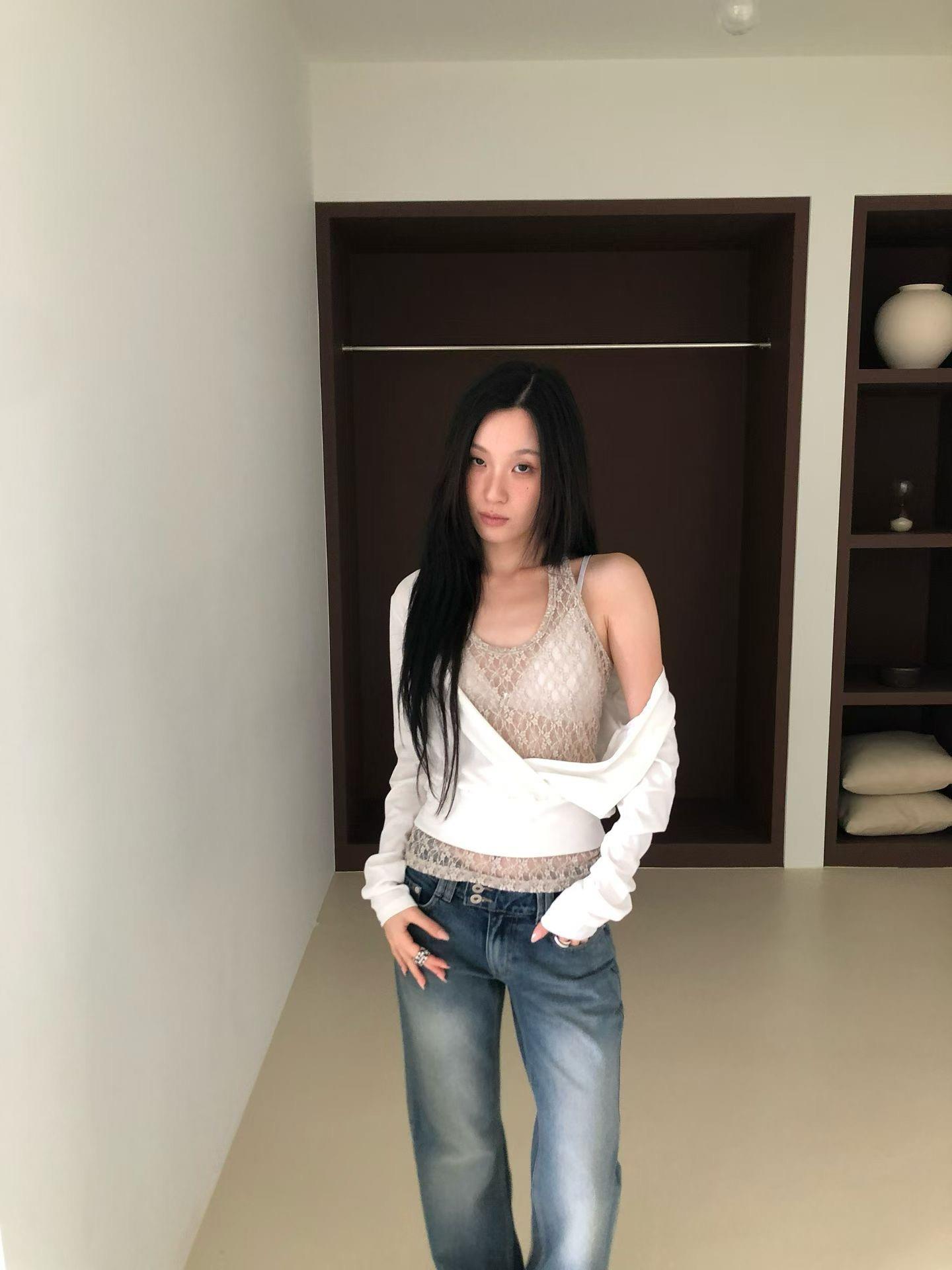 掛脖蕾絲背心+大V領上衣兩件組
