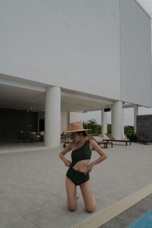 不對稱單肩連身泳裝